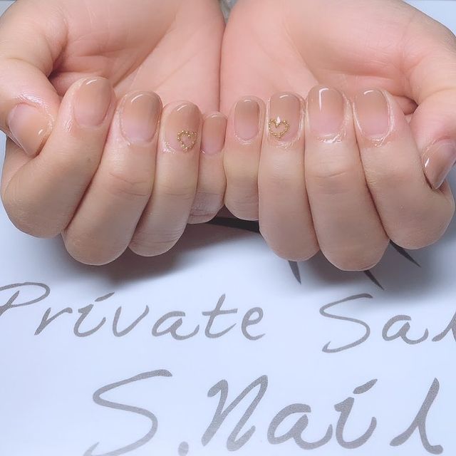 シンプルジェル ゴールドスタッズを使用してハートを作りました🤎✨ ネイルサロン エスネイル Private Salon S.Nail