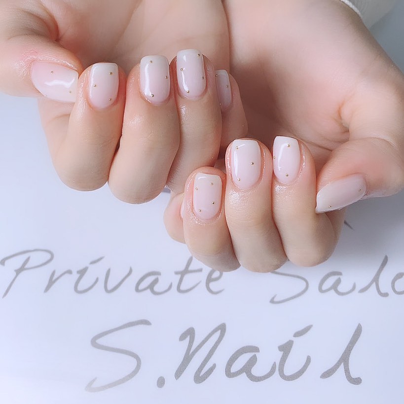 Design gel スクエア型に乳白色ドット🥚 ネイルサロン エスネイル Private Salon S.Nail