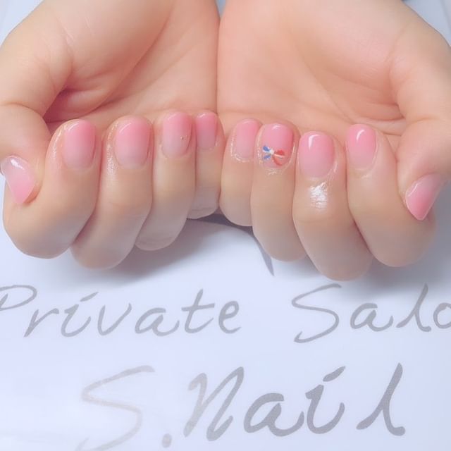 シンプルジェル ピンクグラデーションアートはトリコロールカラー🇫🇷で手書きリボン୨୧✨ ネイルサロン エスネイル Private Salon S.Nail