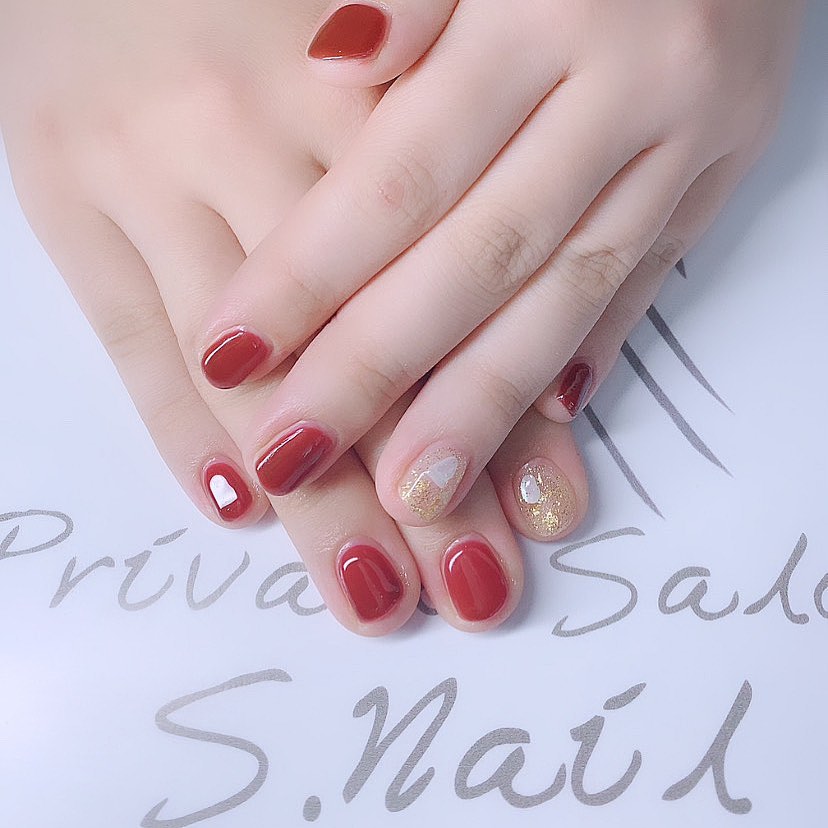 Simple gel 令和5年成人式nail..♥️振袖👘の色に合わせてメインカラーお作りしました.ᐟ.ᐟアートはラメ×金箔×シェルのニュアンスです✨ ネイルサロン エスネイル Private Salon S.Nail