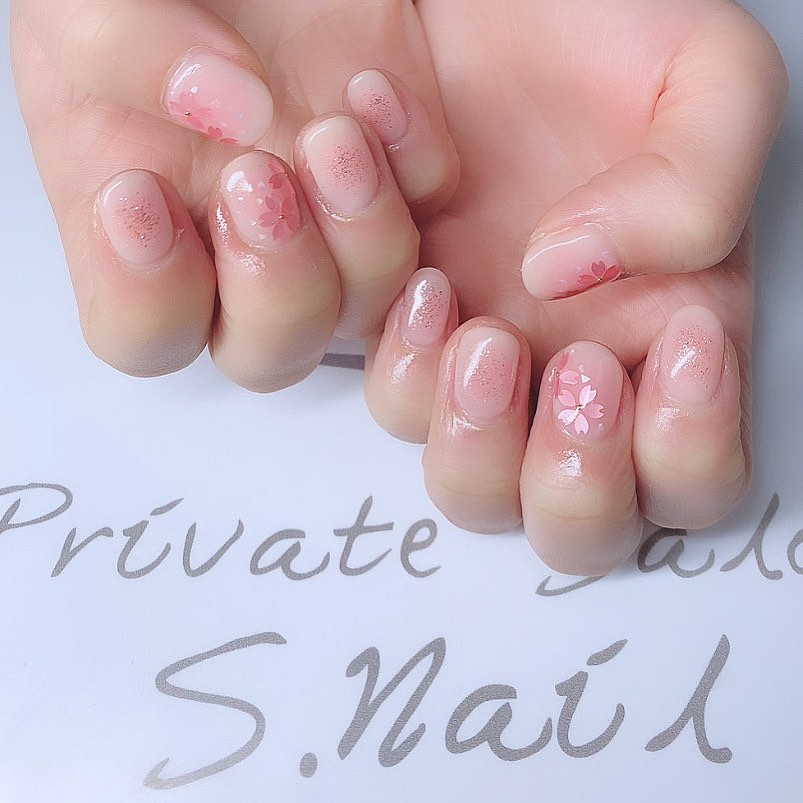 Design gel チークネイルに桜アート🌸♡流行りと季節感を合わせた今にピッタリなデザインです☺️☺️ ネイルサロン エスネイル Private Salon S.Nail