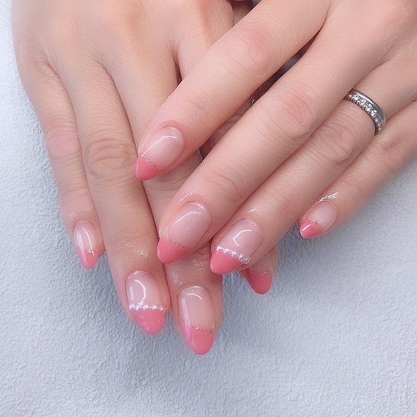 Design gel pinkの斜めフレンチにワンポイントパールが可愛い🩷♡ ネイルサロン エスネイル Private Salon S.Nail