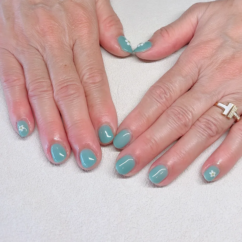Design gel 涼しげなカラーにフラワーパーツ🌼🩵 ネイルサロン エスネイル Private Salon S.Nail