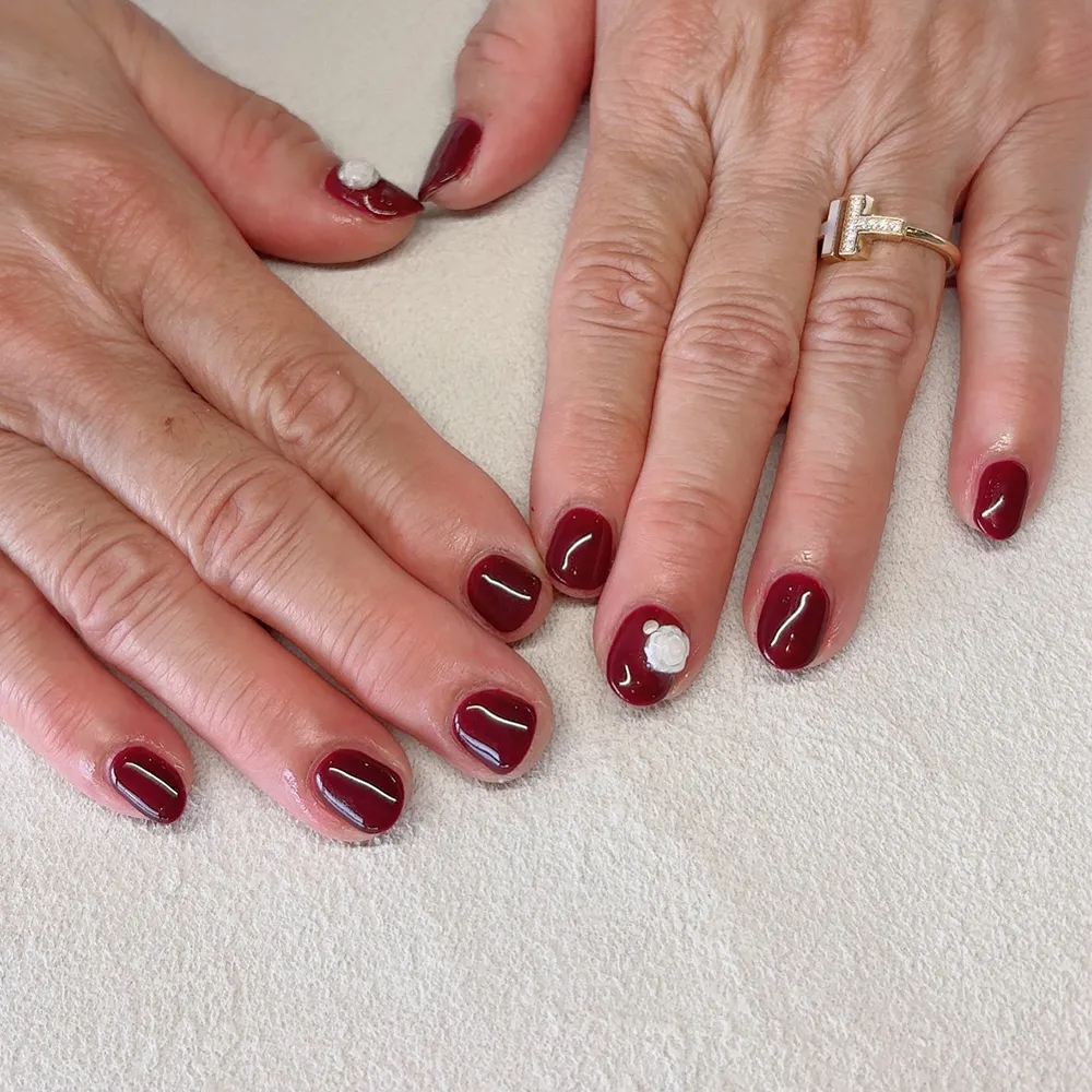 Design gel ワインレッドに流行りのローズパーツ🥀. ネイルサロン エスネイル Private Salon S.Nail