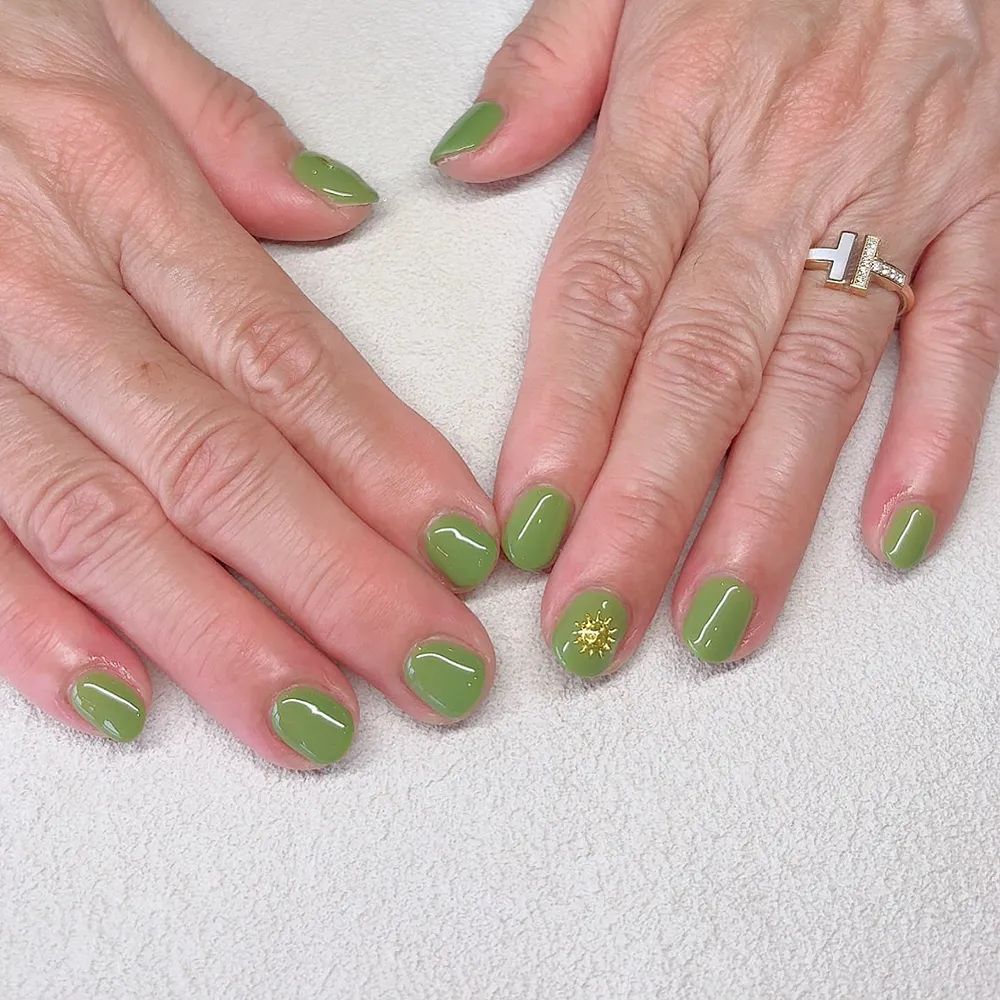 Simple gel 明るめカーキカラー🌿🌞 ネイルサロン エスネイル Private Salon S.Nail
